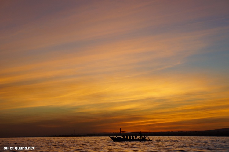 sur le bateau au lever du soleil à Bali