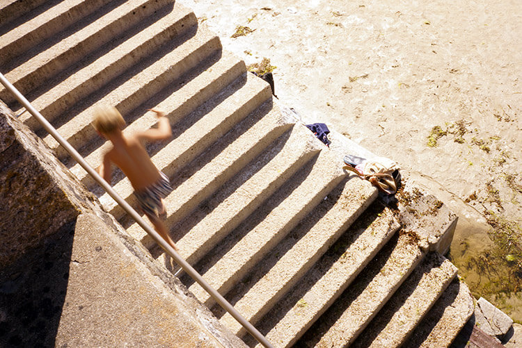Ma composition est franchement de travers pour accompagner le mouvement de cet enfant qui gravit ces escaliers de plage.