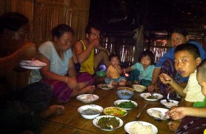 Le soir, le repas est pris en commun avec les villageois.