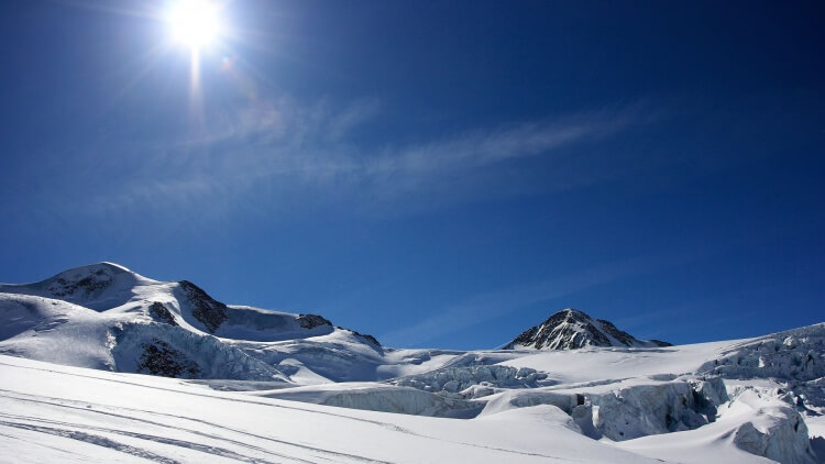 Skier en avril en France c'est la garanti de skier avec du soleil et d'avoir des journées plus longues qu'en hiver !