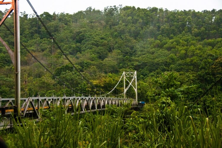 One_lane_suspension_bridge_in_Costa_Rica