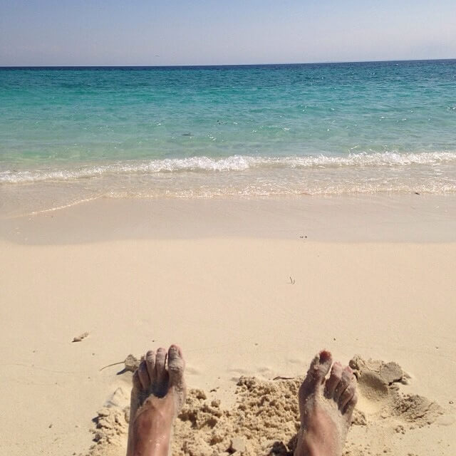 Doigts de pied en éventail sur la plage
