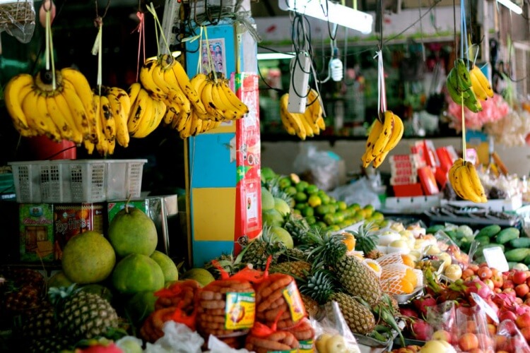 Fruits et légumes sur un étal à Koh Samui