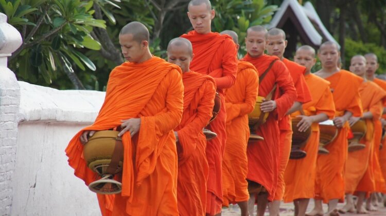 Moines bouddhistes lors de la cérémonie des offrandes 