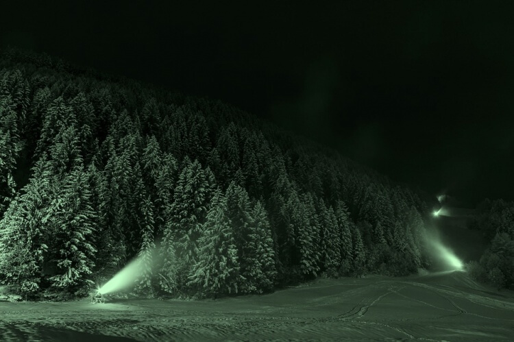 Pistes de ski en plein nuit