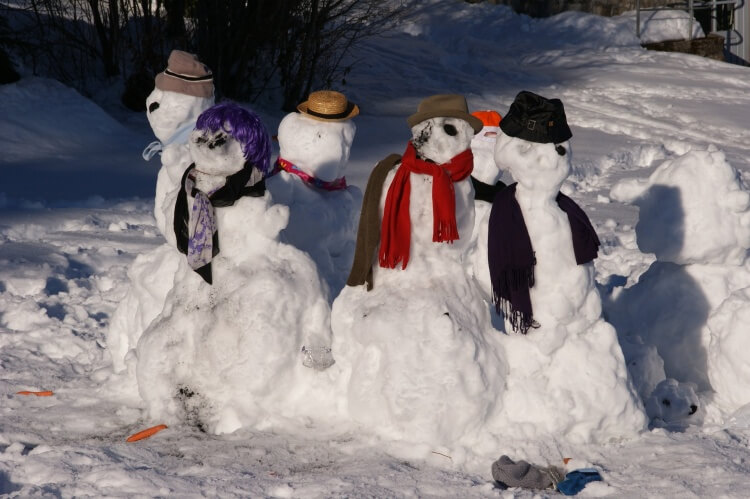 une famille bonshommes de neige