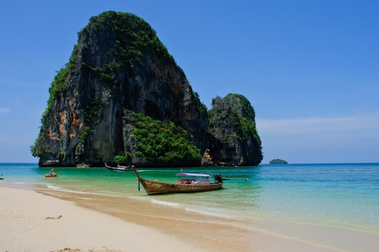 Bateau sur le rivage à Krabi