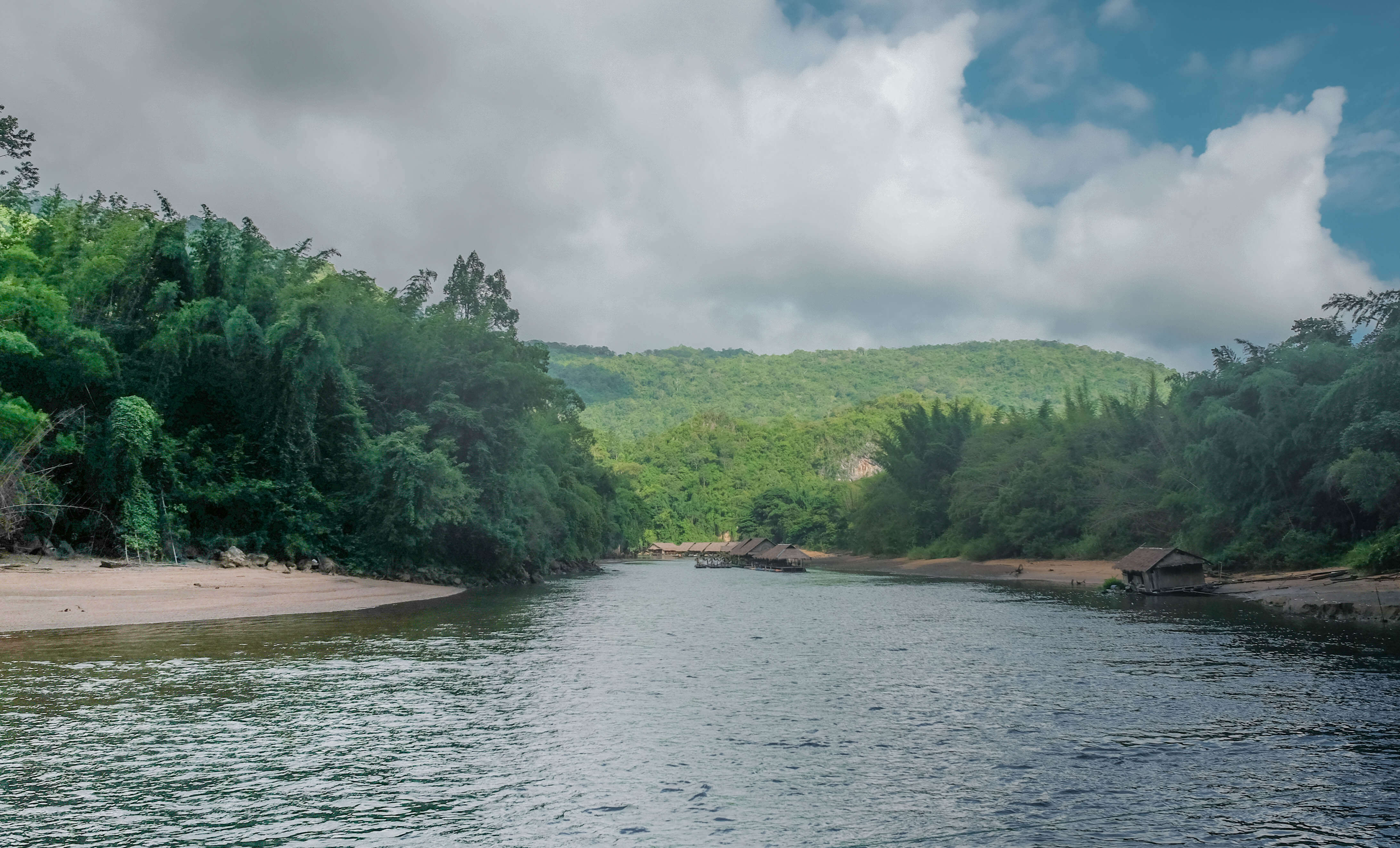 Dans le Nord du Royaume de Siam, la nature se pare de toutes les nuances de vert. la nature en Thaïlande pendant la mousson se dévoile dans toute sa splendeur.