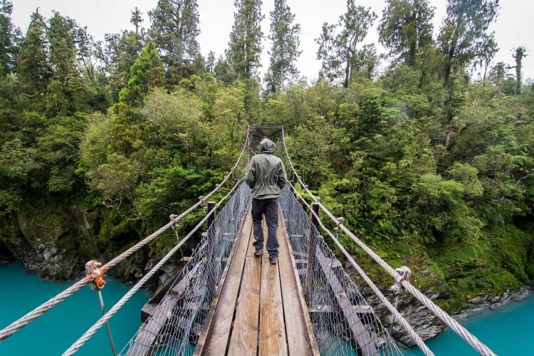 Marcheur sur un pont en Nouvelle-Zélance