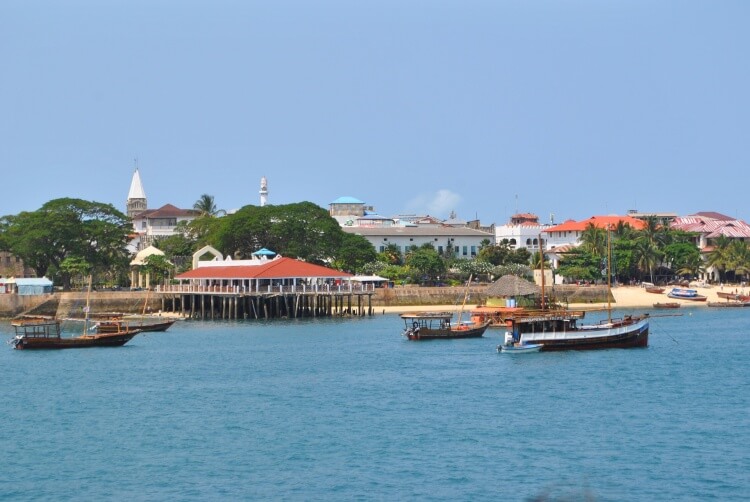 Vue sur Stone Town depuis la mer.