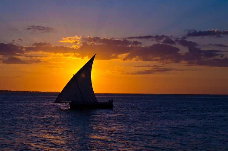 Dhow voguant au coucher du soleil.