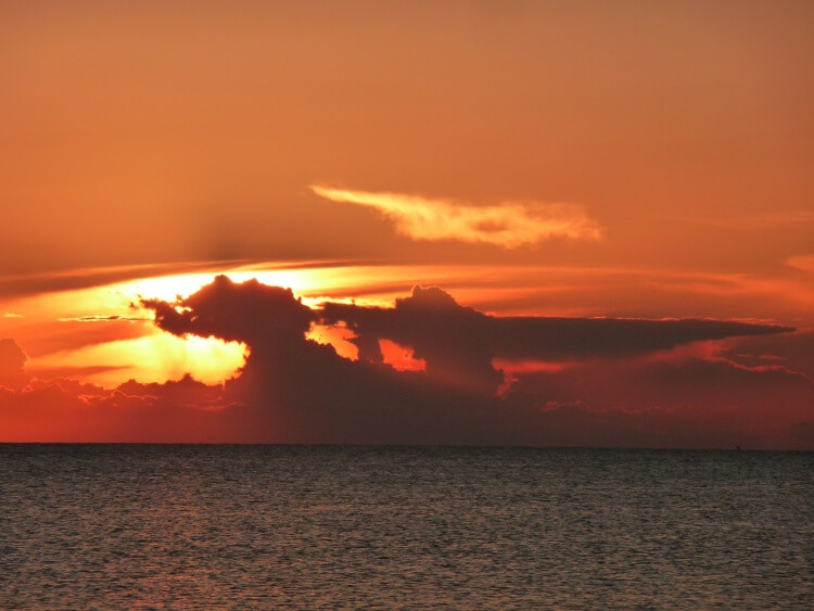 Coucher de soleil sur la mer à Zanzibar