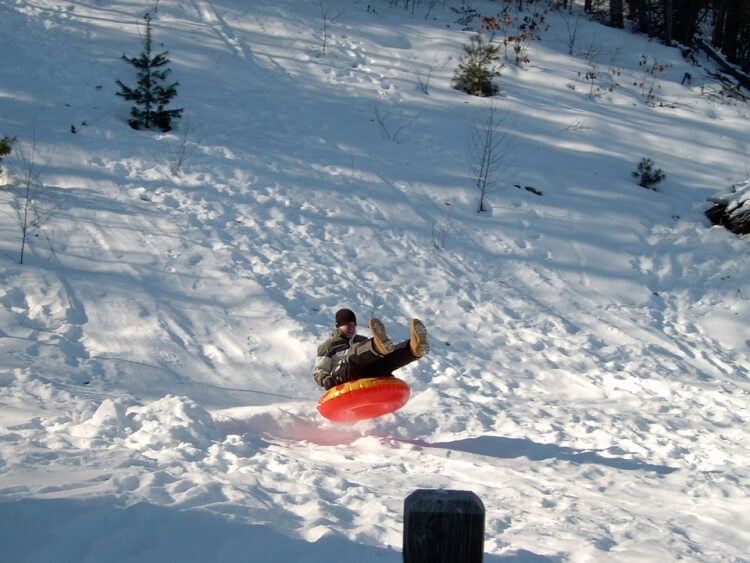 Enfant sur une luge