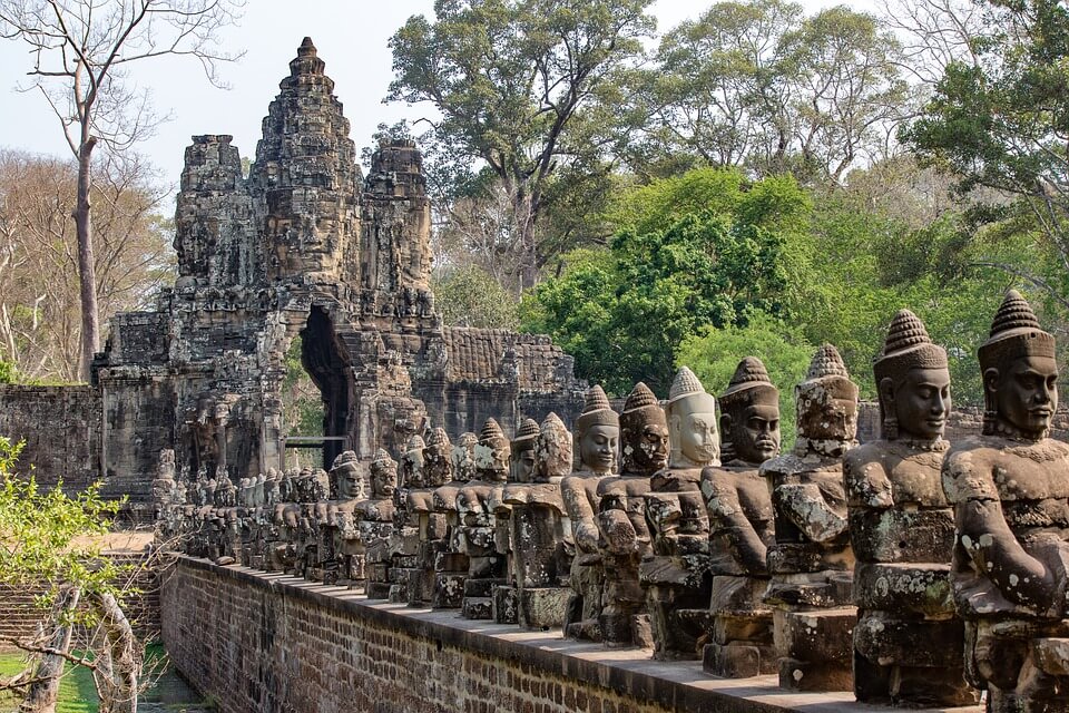 statues à l'effigie des divinités à Angkor