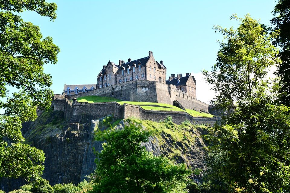 chateau d edimbourg parmi les chateaux hantes en ecosse