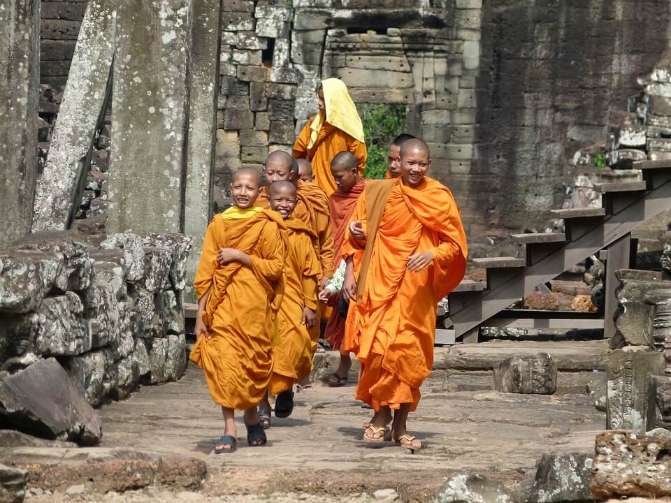 moines dans les temples du cambodge