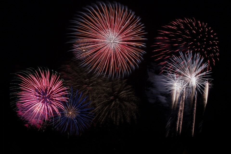 feu d'artifice couleurs nouvel an à prague