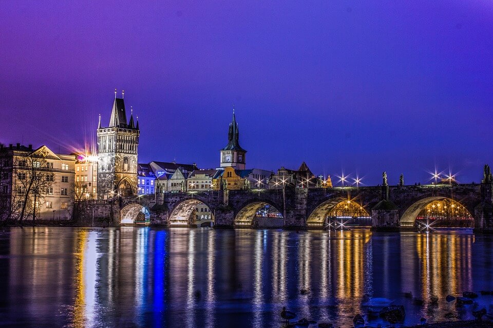 riviere de prague la nuit