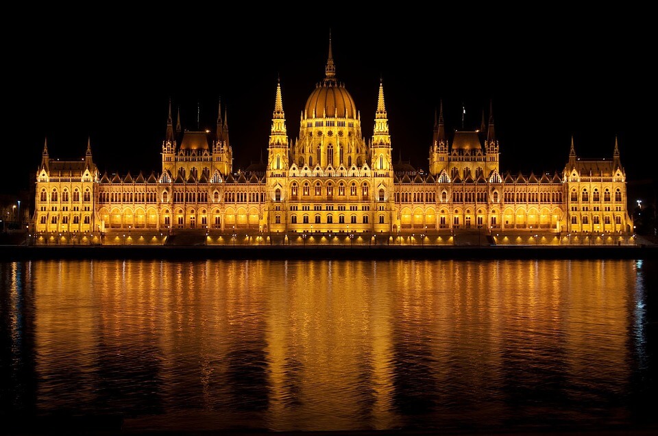 vue sur le parlement de budapest de nuit