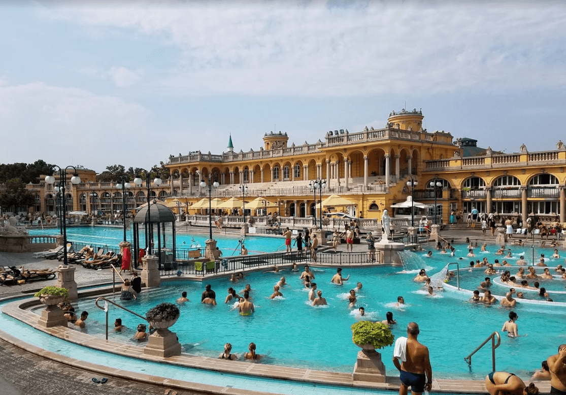 Les Thermes Széchenyi : un indispensable de votre voyage à Budapest