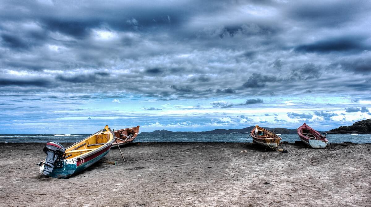 mer barque nuages saison des pluies en martinique