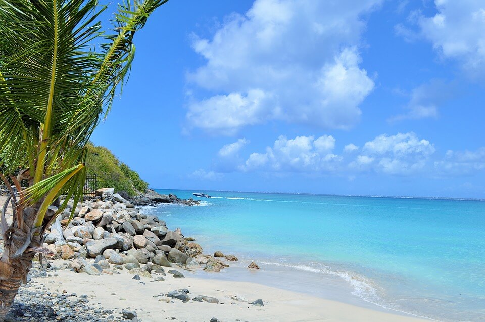 plage turquoise saison des pluies en martinique