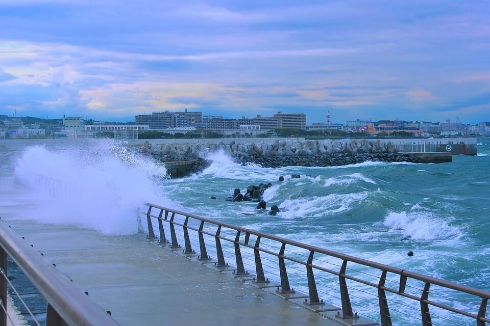 coup de mer vagues vents saison des pluies japon