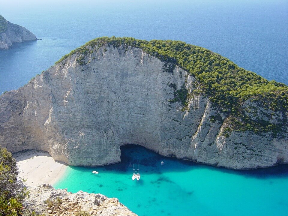 panorama baie du naufrage ile de zante en grece grece ou croatie