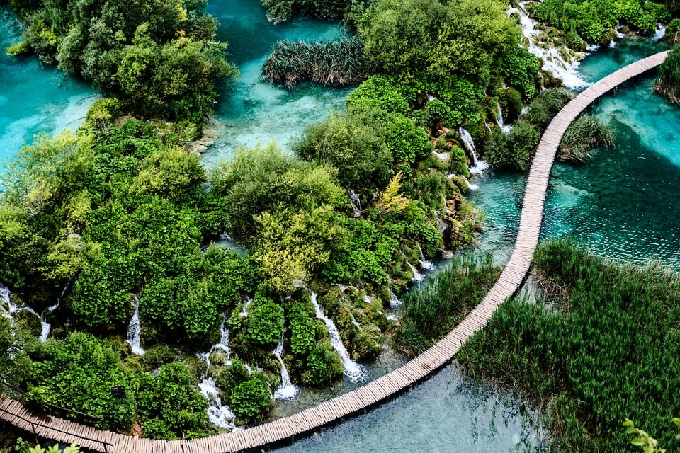 grece ou croatie plitvice parc national cascades ponton