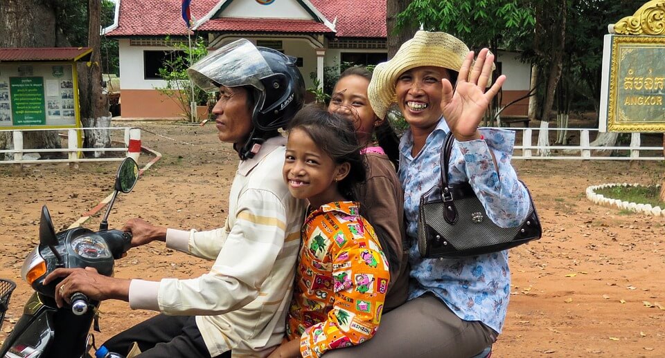 famille en scooter, quatre, sourires cambodgiens