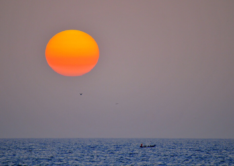 coucher de soleil mer saison des pluies au Sénégal 