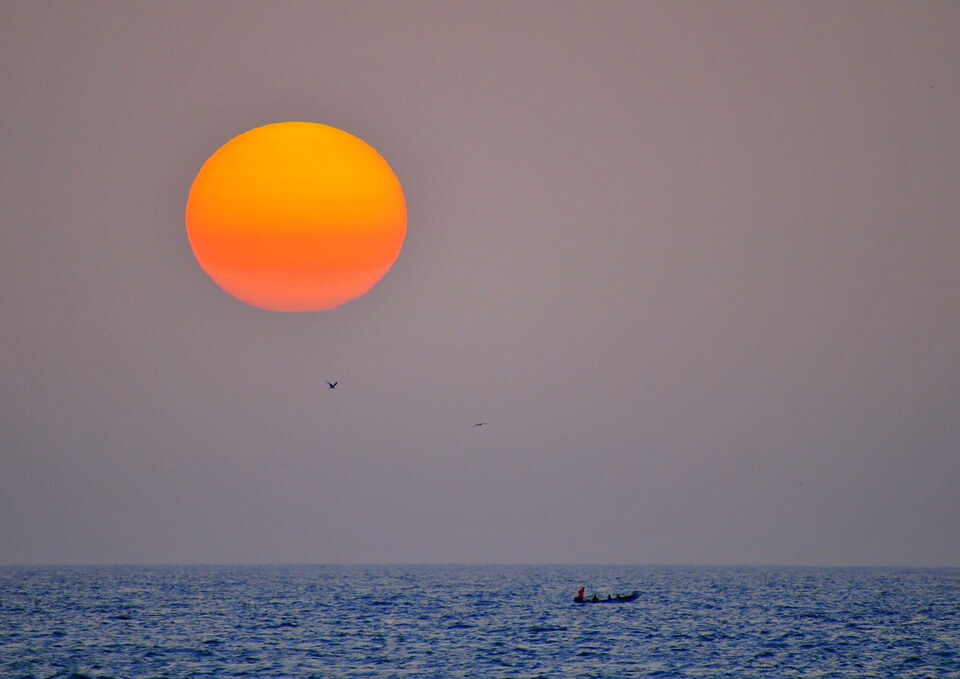 coucher de soleil mer saison des pluies au Sénégal