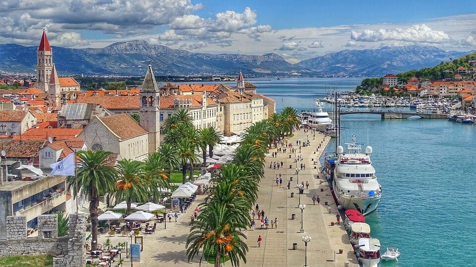 trogir village montagnes grece ou croatie 