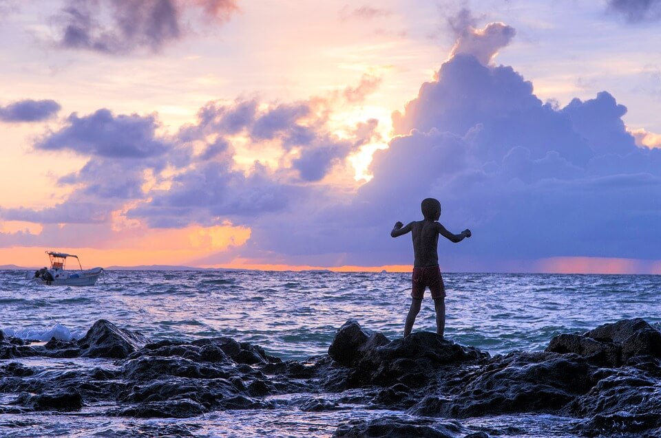 enfant de dos coucher de soleil sur la mer madagascar pays dangereux