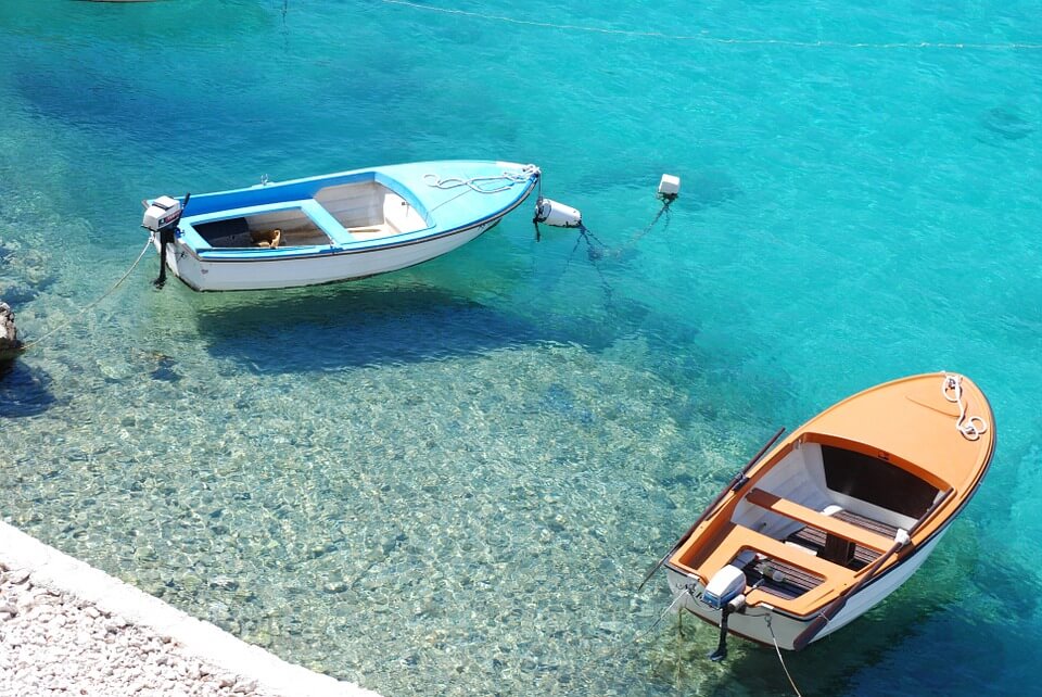 Crète ou Croatie plages bateau eau transparente en croatie