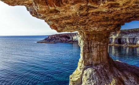 grotte de chypre bord de mer