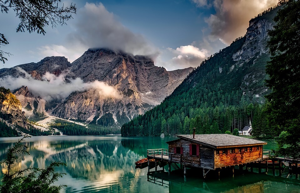 italie dolomites lac maison montagnes