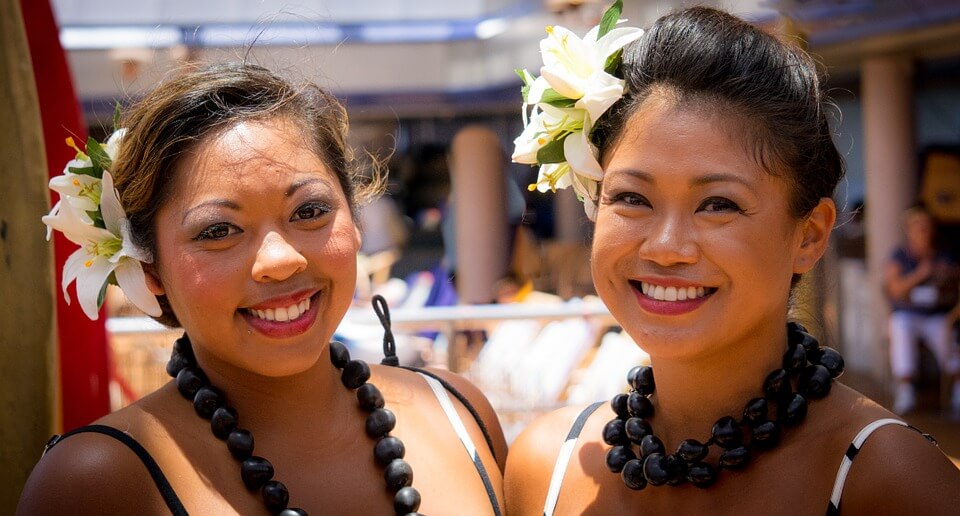 habitants polynesie deux femmes polynésiennes sourire polynésie ou nouvelle calédonie