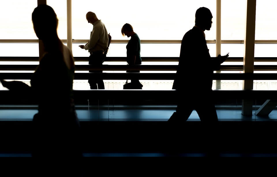 personnes dans aeroport vitre