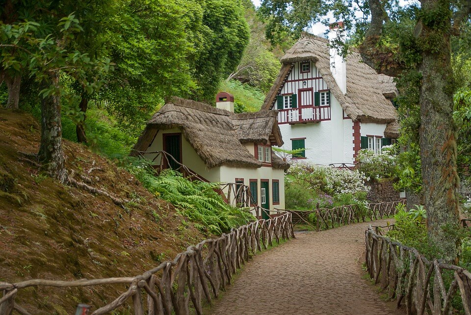 maison traditionnelle toit madère