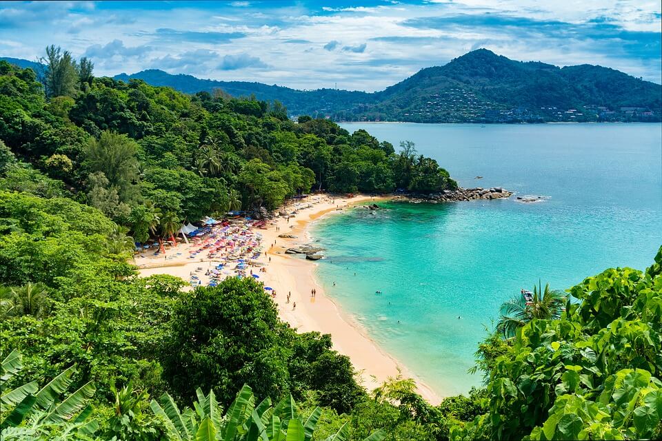 plage de phuket sable vegetation