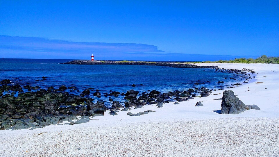 plage sable blanc galapagos îles paradisiaques du monde