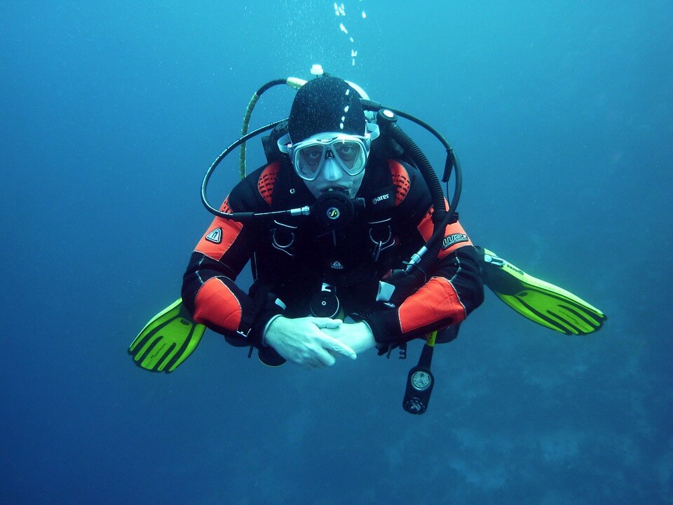 plongeur sous l'eau equipement réserve cousteau en guadeloupe