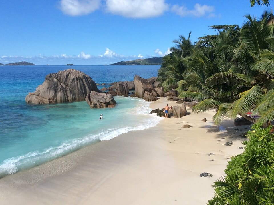 seychelles rochers eau vegetation îles paradisiaques du monde