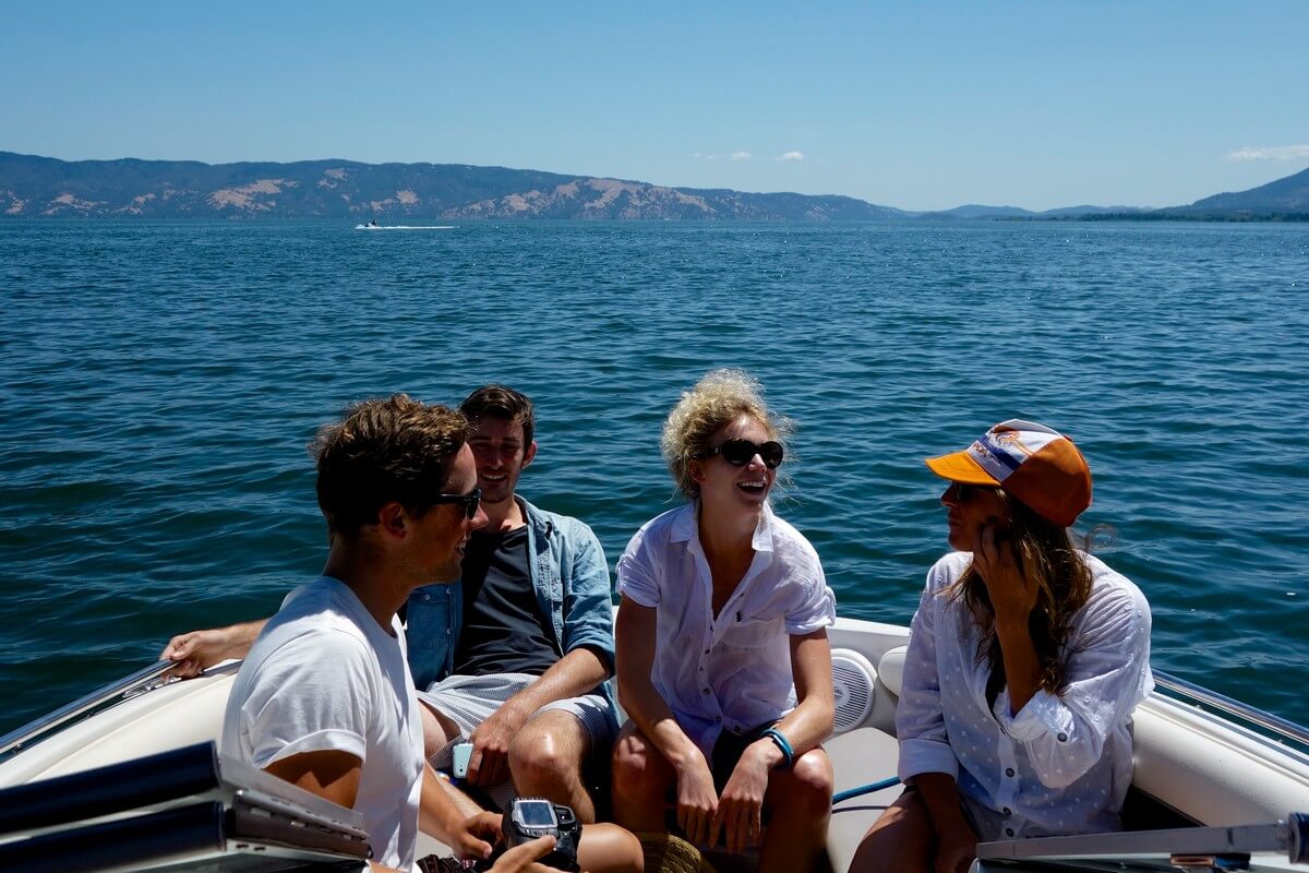 groupe d'amis en bateau