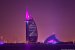 Inauguré en grande pompe en décembre 1999, le Burj Al Arab, un des symboles de Dubaï, continue de fasciner les visiteurs. C’est une attraction phare de Dubaï.
