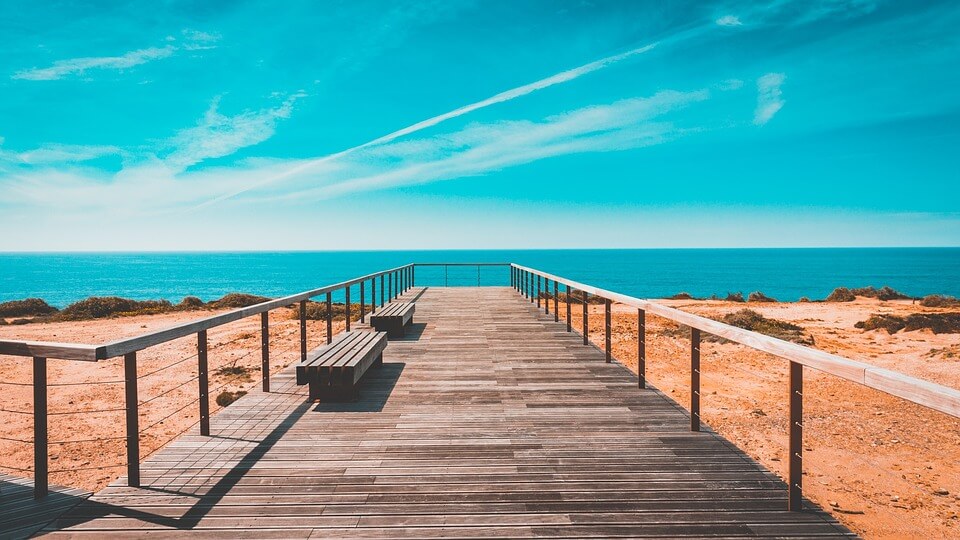 algarve portugal ponton en bois mer sable ciel bleu ou partir à 5h de vol de Paris