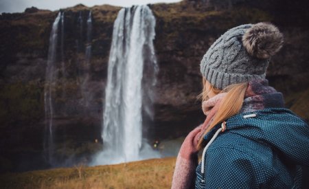 cascade jeune femme road trip en Islande