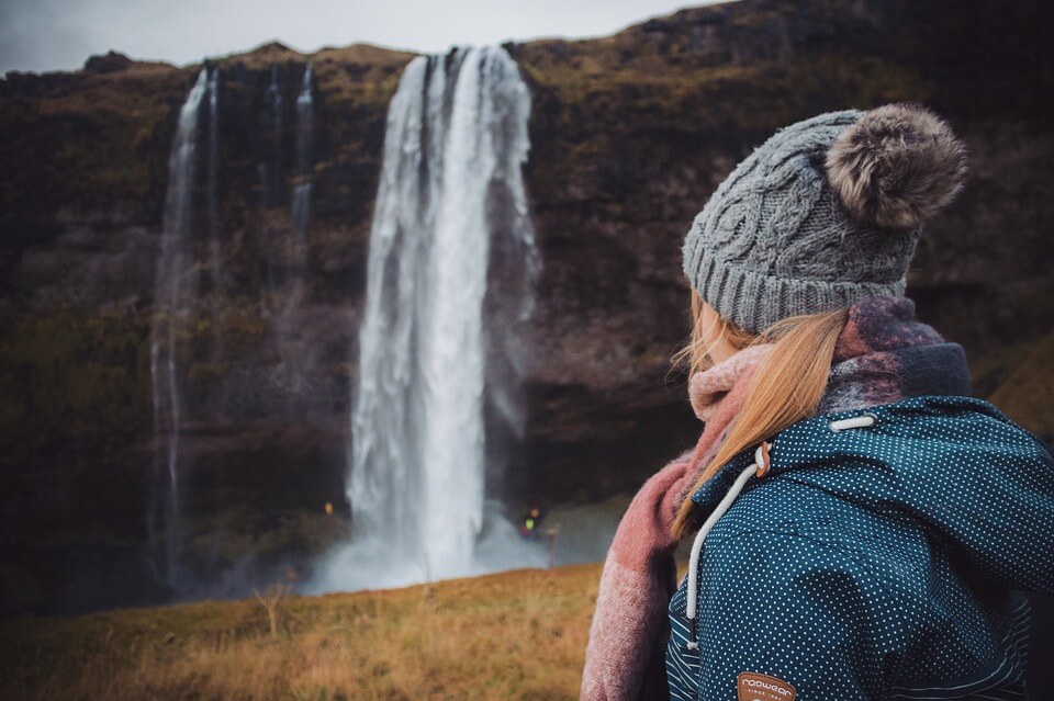 cascade jeune femme road trip en Islande 