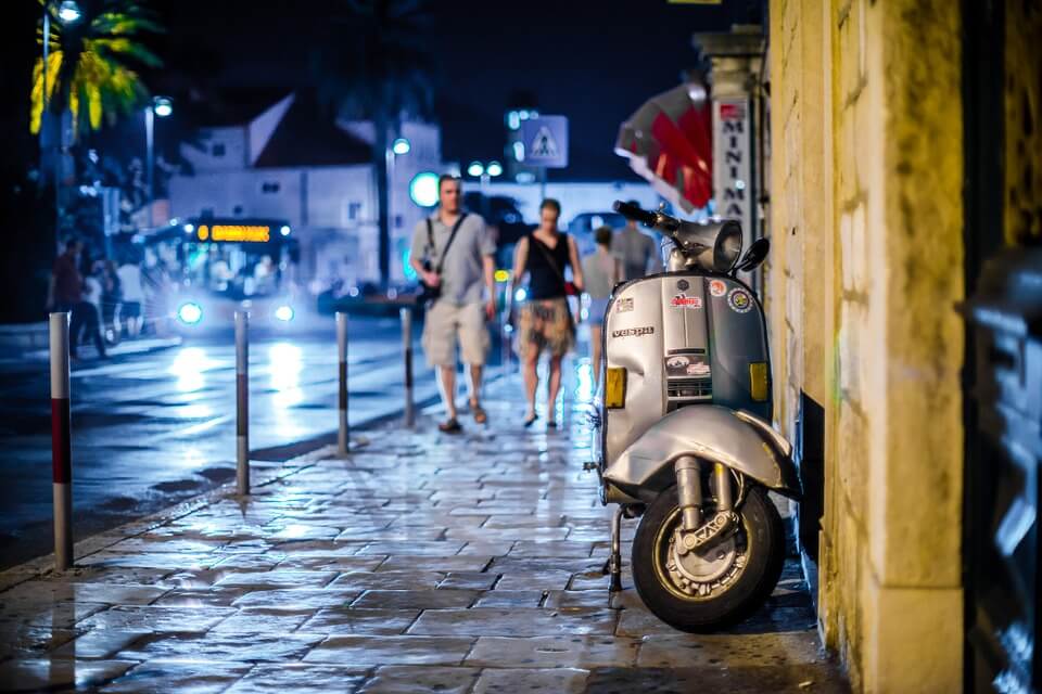 soiree vespa dubrovnik rue où faire la fête en croatie ?